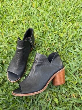 Söfft Black Leather Peep Toe Ankle Booties Size 8M Block Heel Comfort Shoes